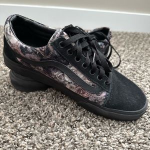 Women’s vans old school flower shoes size 8.5 in like new condition